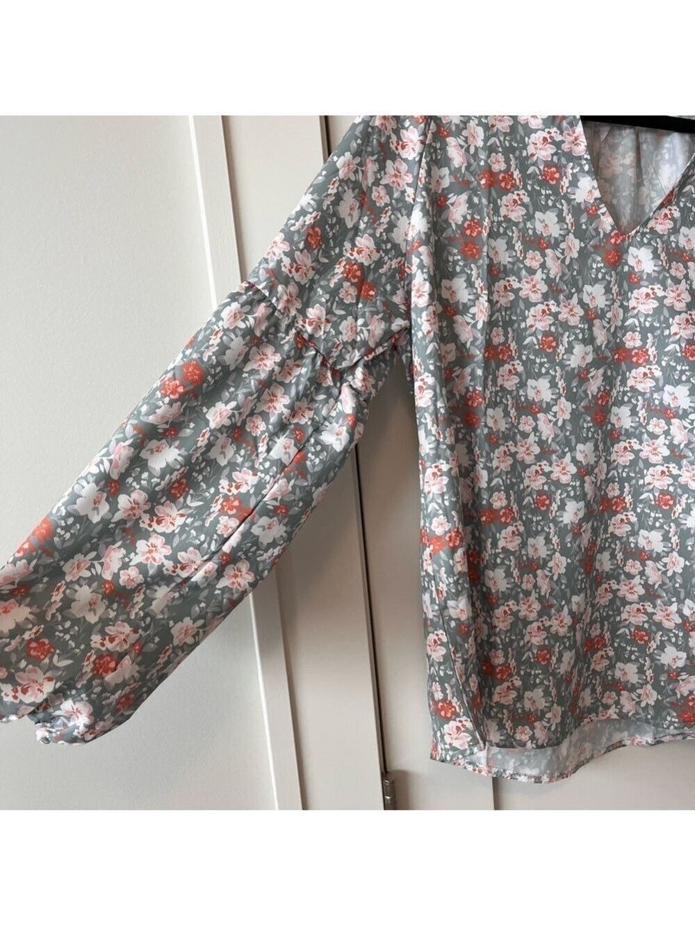 Floral V-Neck Blouse - Picture 6 of 8